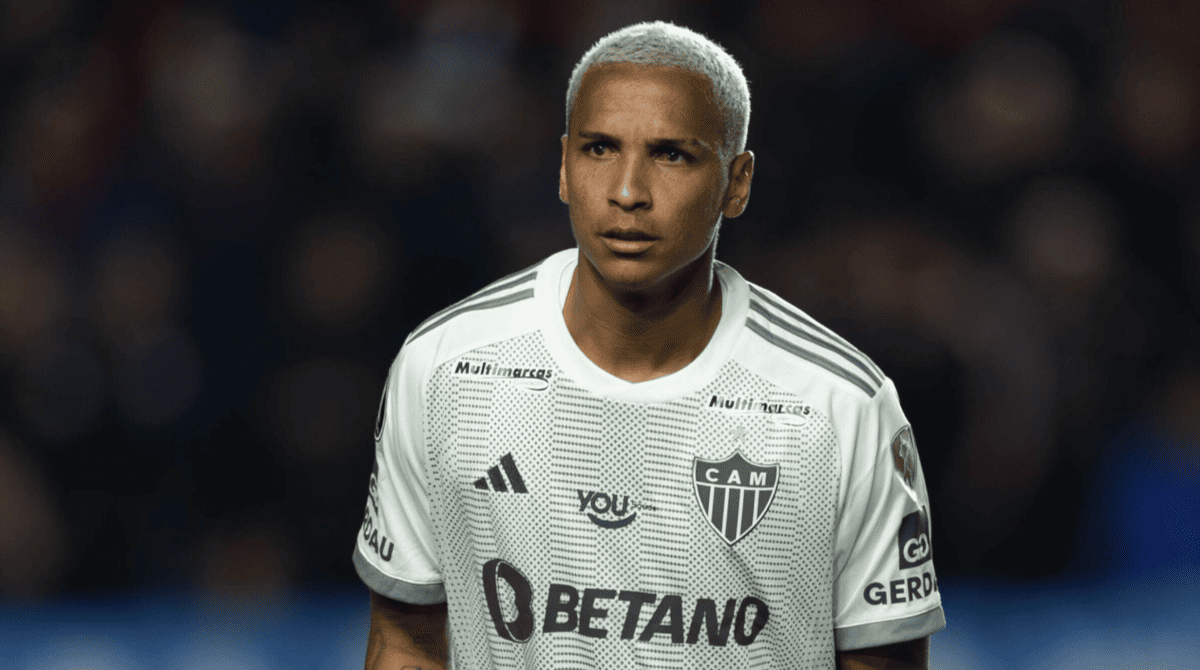 Deyverson em ação com a camisa do Atlético