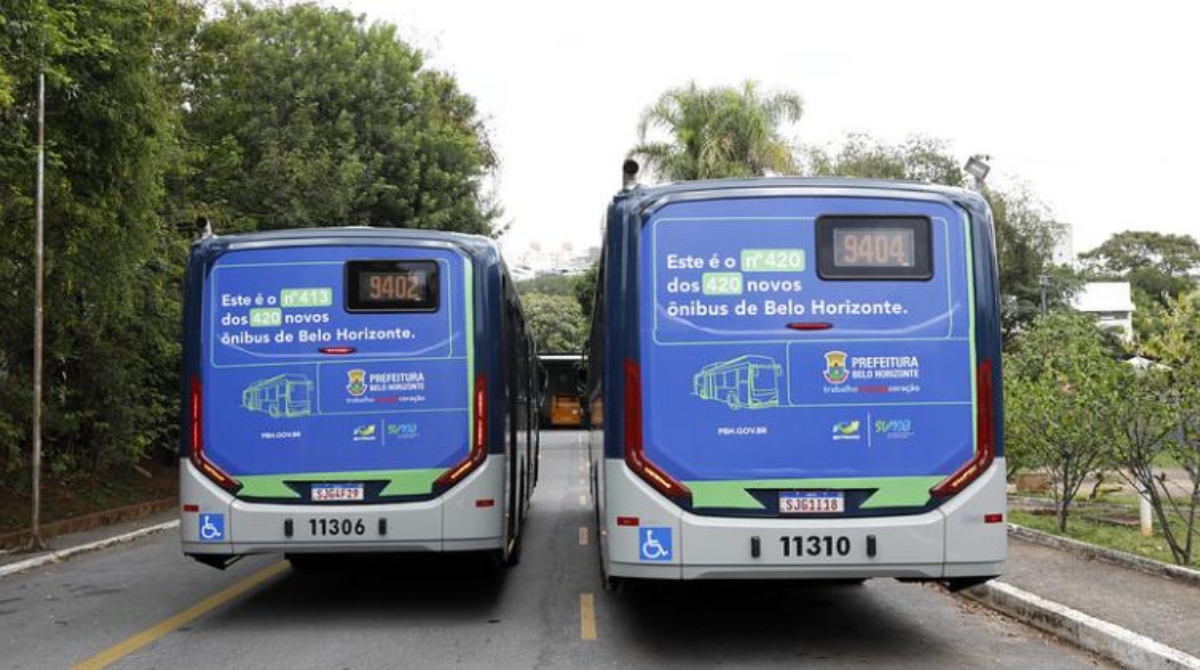 Ônibus estacionados em garagem