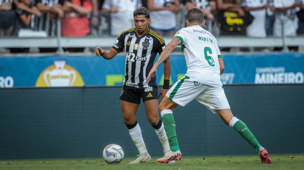 Jogadores de Atlético e América em disputa de bola