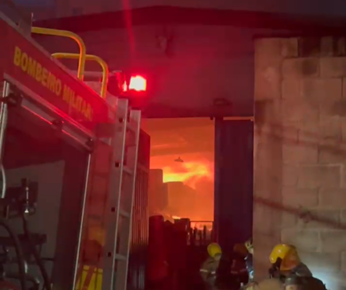 Corpo de Bombeiros combatem incêndio em fábrica no Bairro Jaqueline