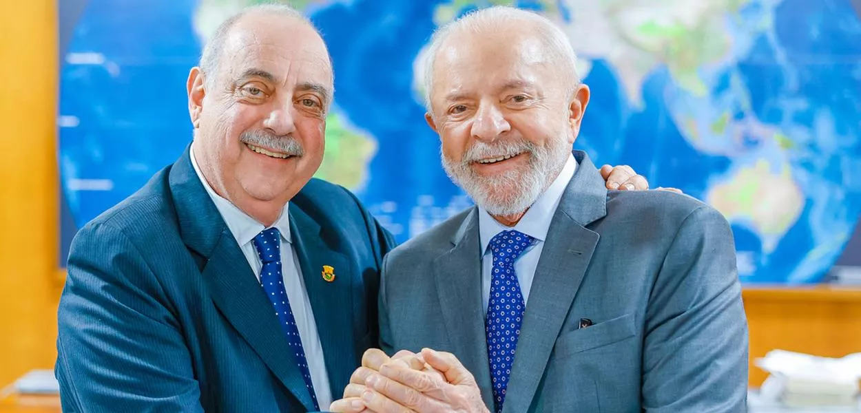 lula e fuad de mãos dadas