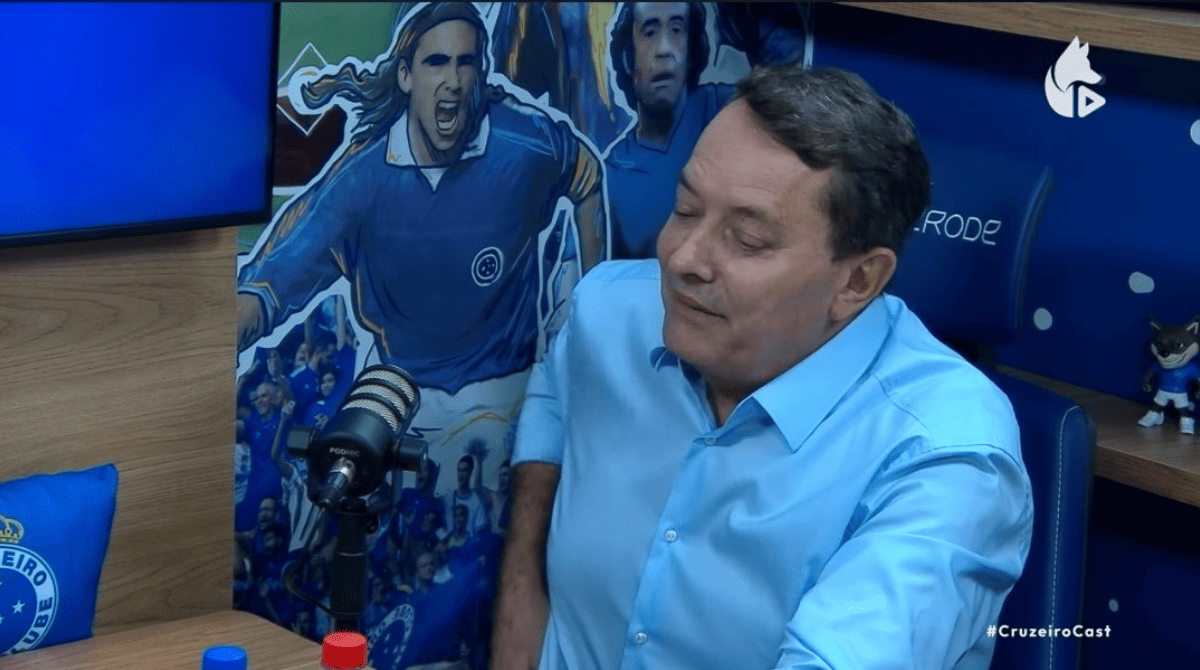 Pedro Lourenço sentado em cadeira durante entrevista à TV Cruzeiro