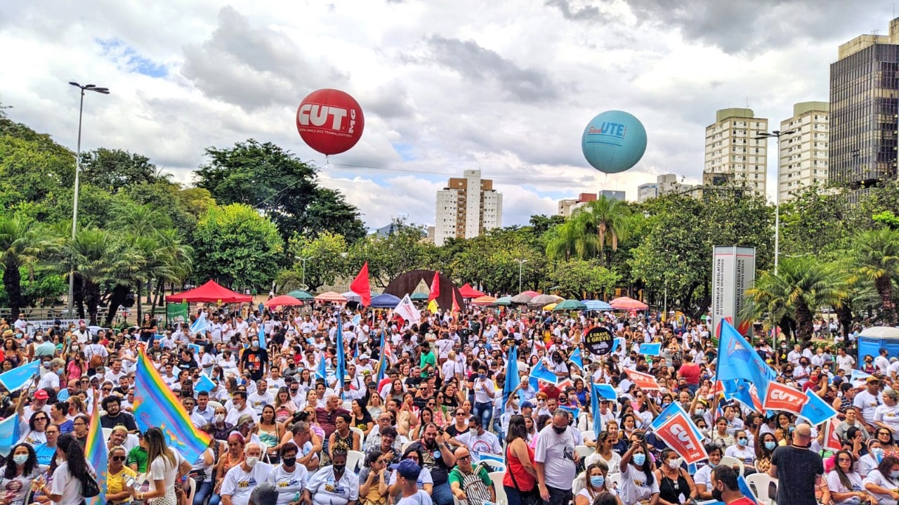 Professores estaduais de Minas Gerais em manifestação em Belo Horizonte