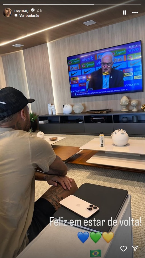 Neymar sentado no sofá de casa enquanto assiste à convocação da Seleção Brasileira