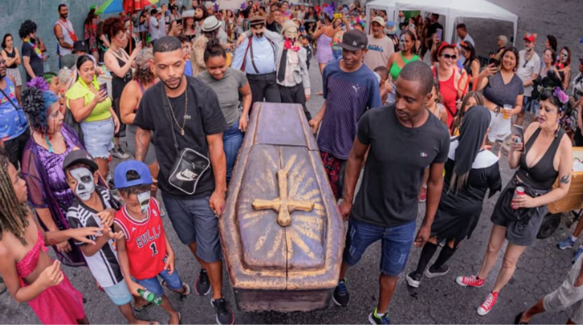 Bloco da Saudade realiza cortejo pelas ruas de BH