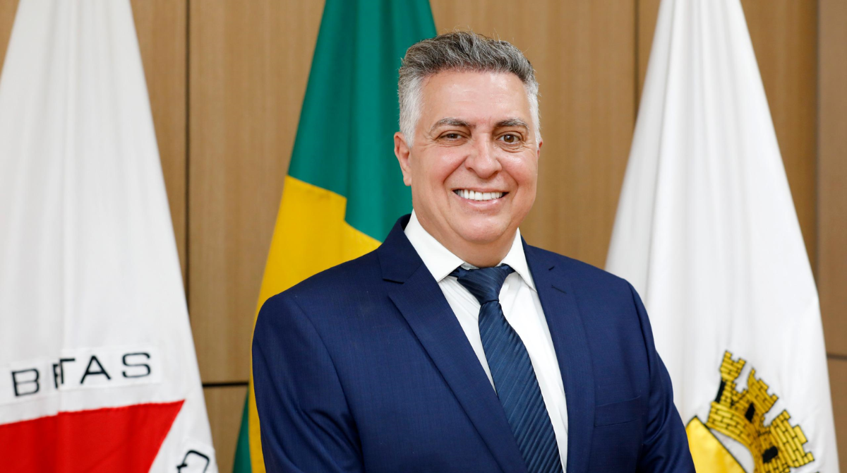 Álvaro Damião posa para foto na prefeitura