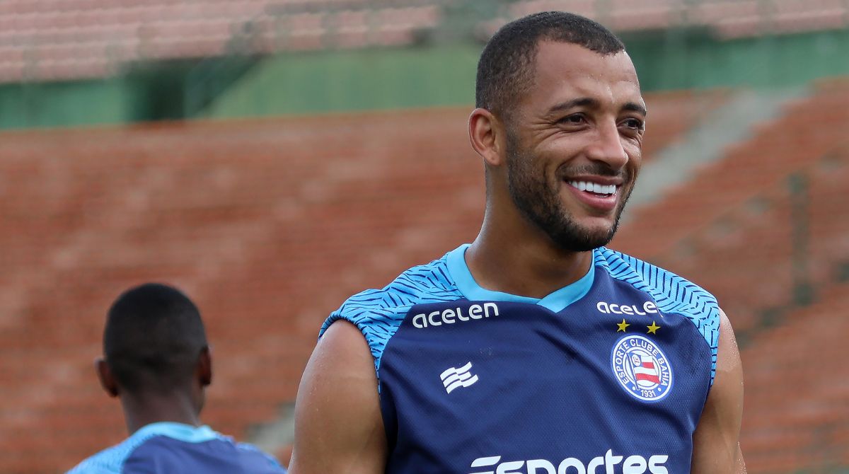 Zagueiro Vitor Hugo com a camisa do Bahia