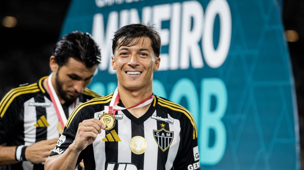 alan franco recebendo medalha de campeão mineiro pelo Atlético