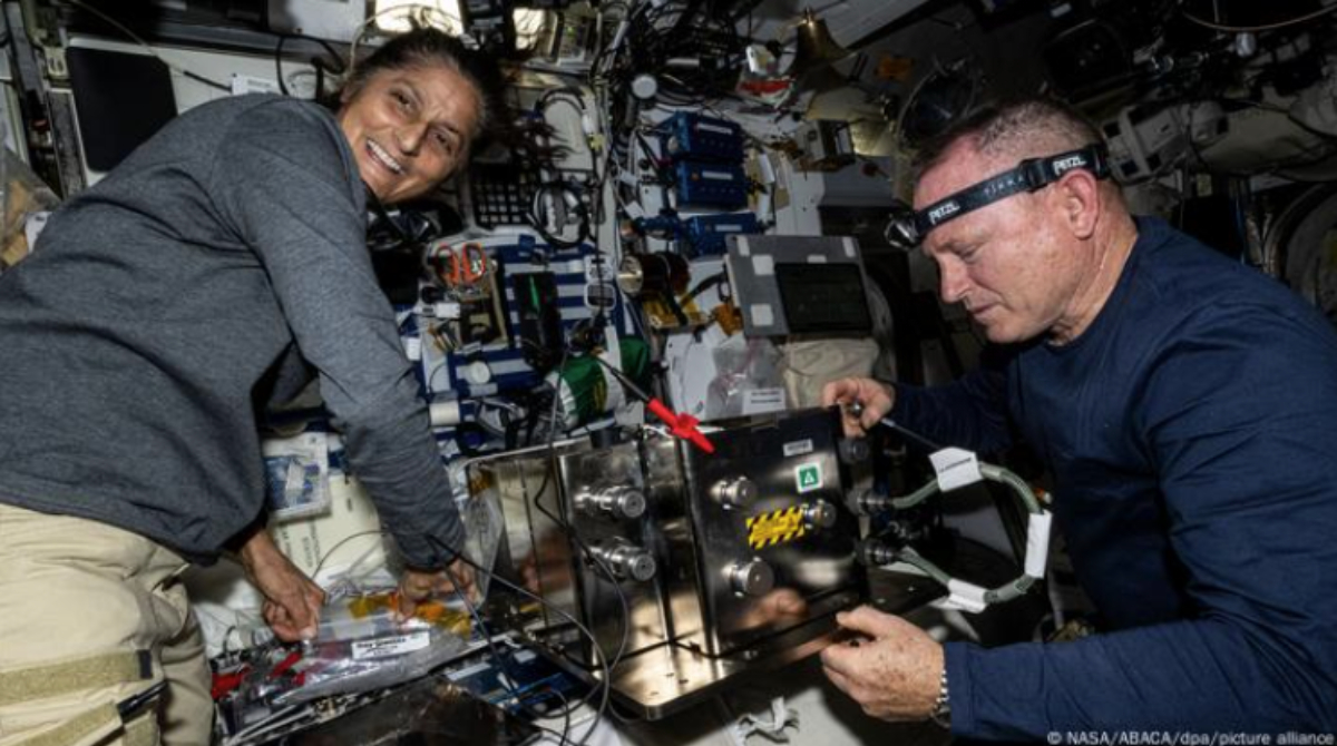 astronautas dentro de espaçonave