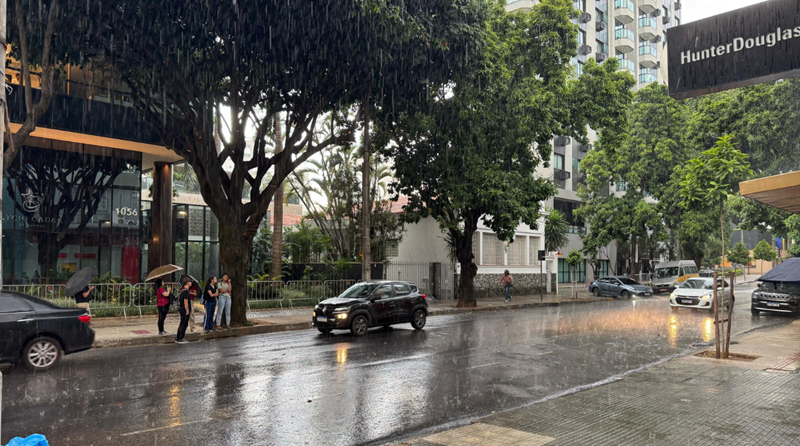 Rua atingida por pancada de chuva em BH