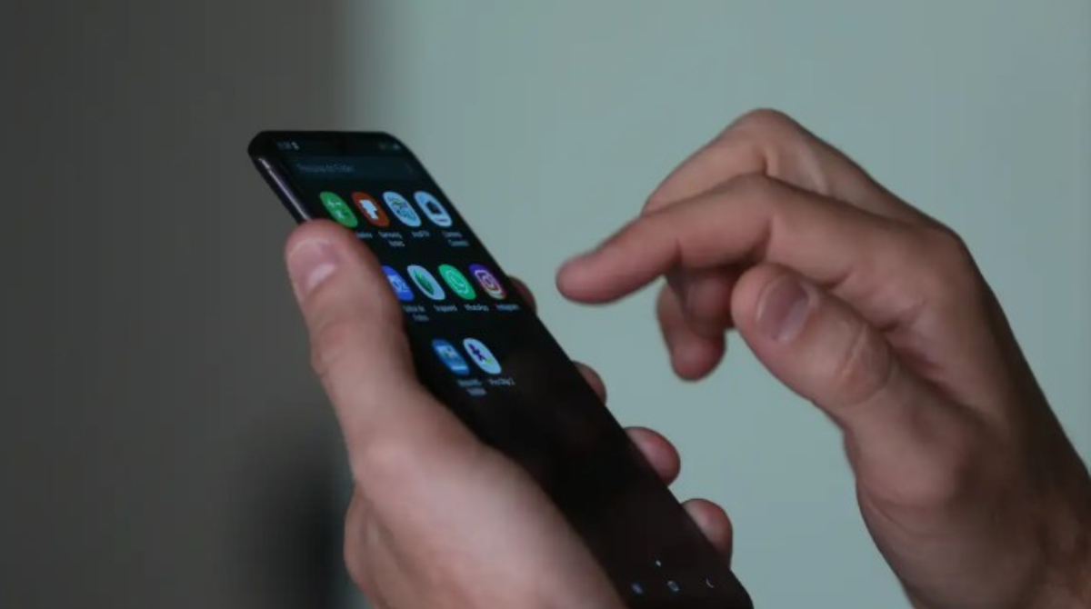 segurando celular