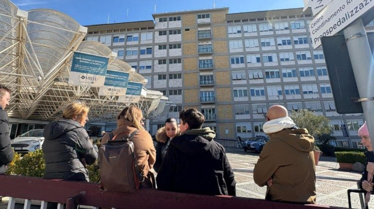 Fiéis na porta do hospital Gemelli, em Roma, onde o papa Francisco está internado