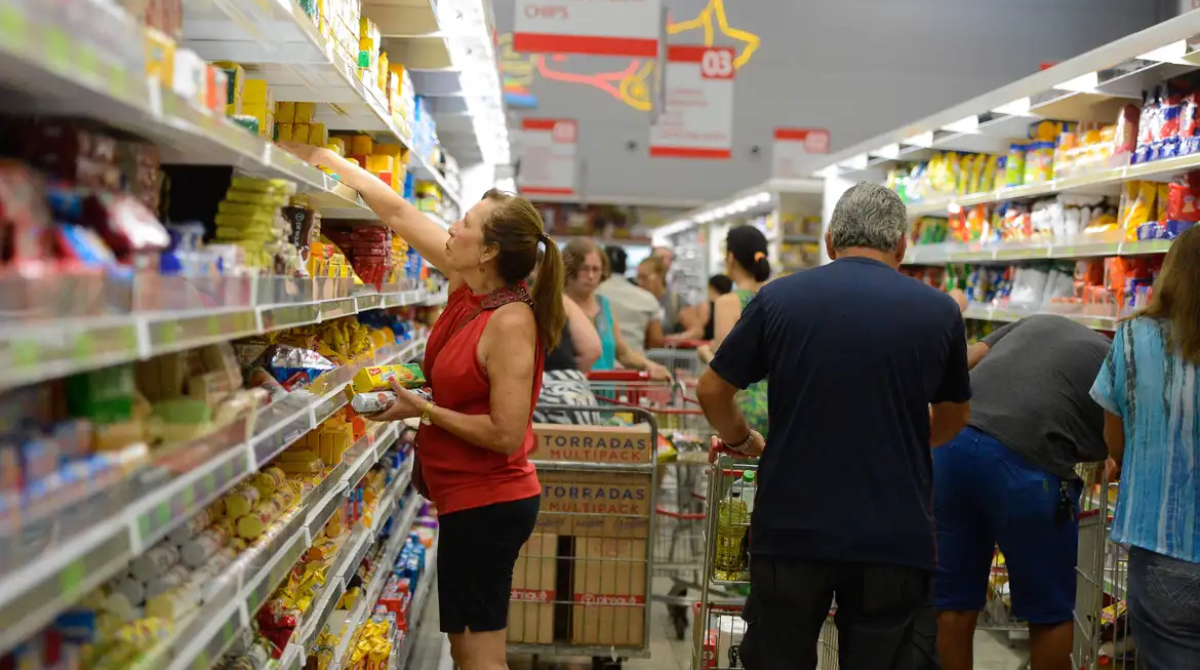 mulher no supermercado