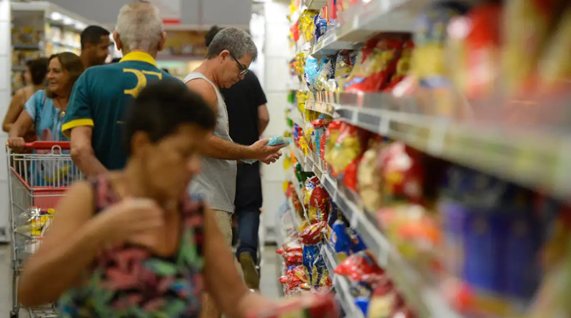 Consumidores escolhem itens nas gondolas do mercado