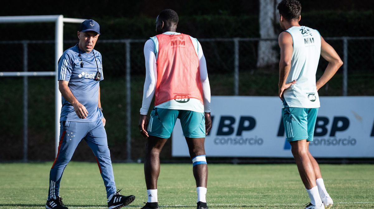 Técnico do cruzeiro conversando com jogadores