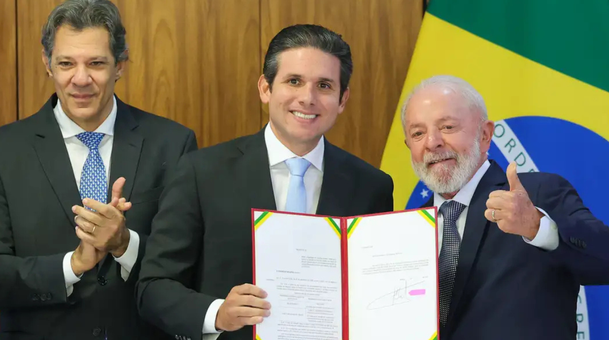 O presidente Lula, o presidente da Câmara, Hugo Motta, e o ministro da Fazenda, Fernando Haddad
