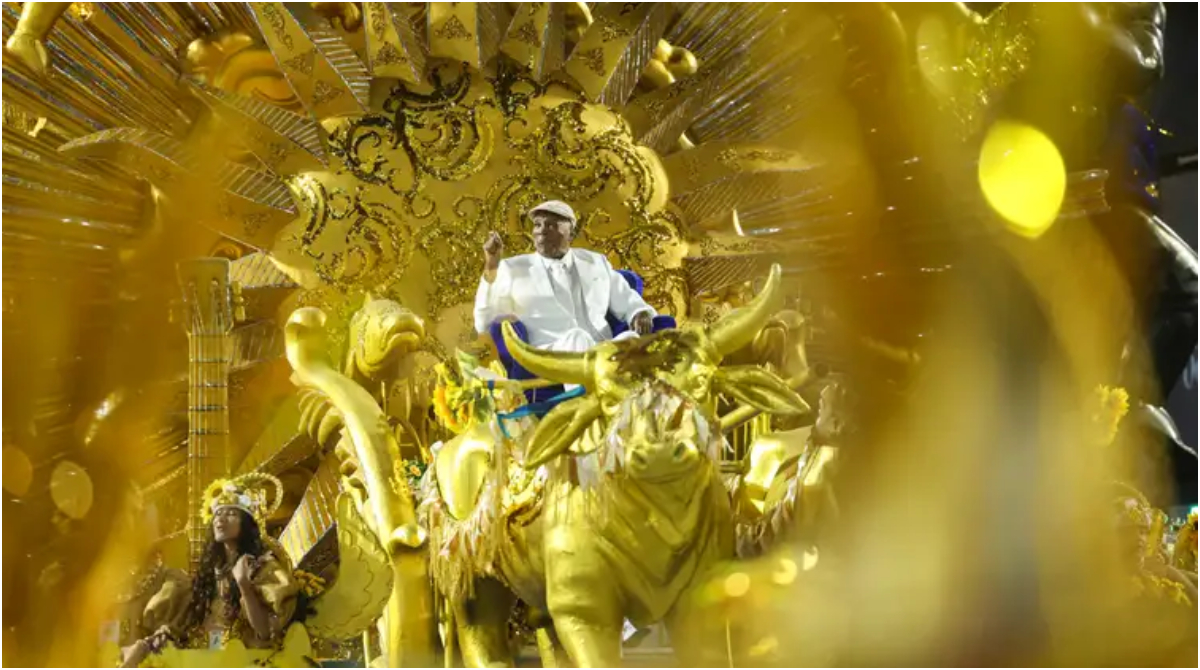 milton nascimento em cima de carro alegórico