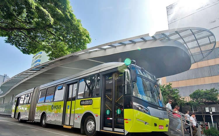 Ônibus do Move em uma estação no Centro de Belo Horizonte