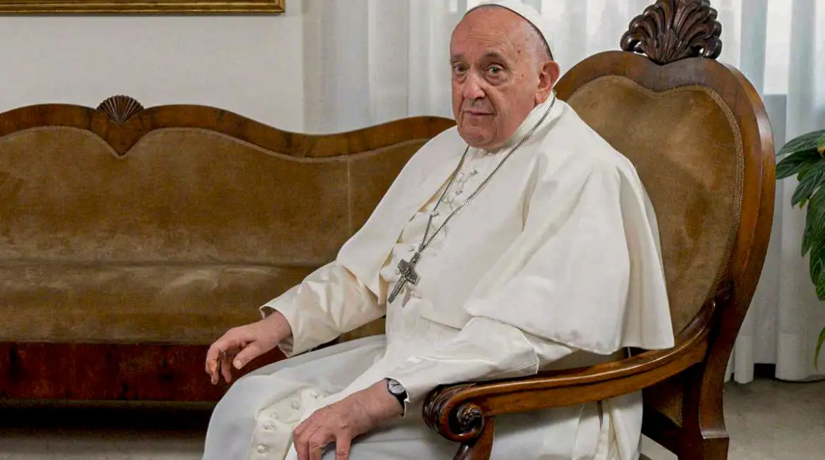 papa francisco sentado em cadeira