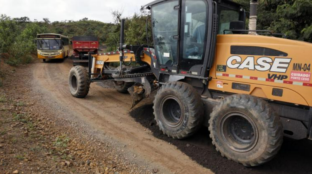 trator pavimentando rua