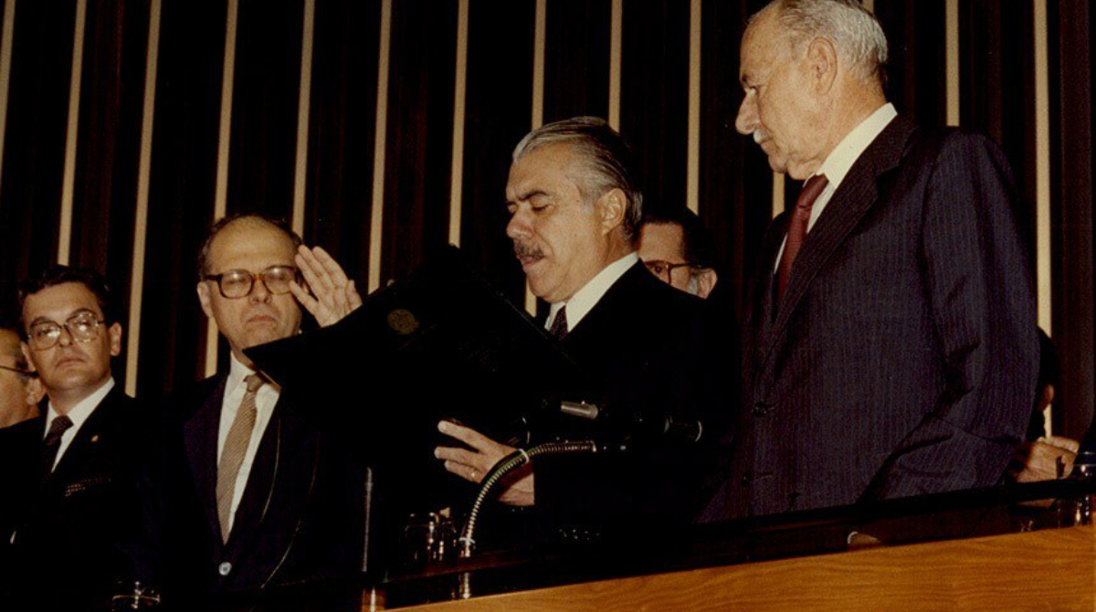 Foto de arquivo mostra a posse de José Sarney como presidente em 1985