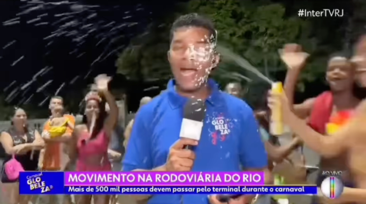 Repórter da Globo com espuma no rosto durante entrada ao vivo