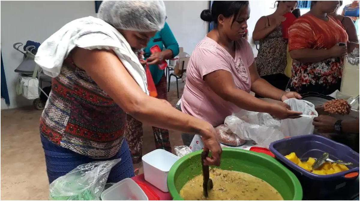 mulheres servindo comida