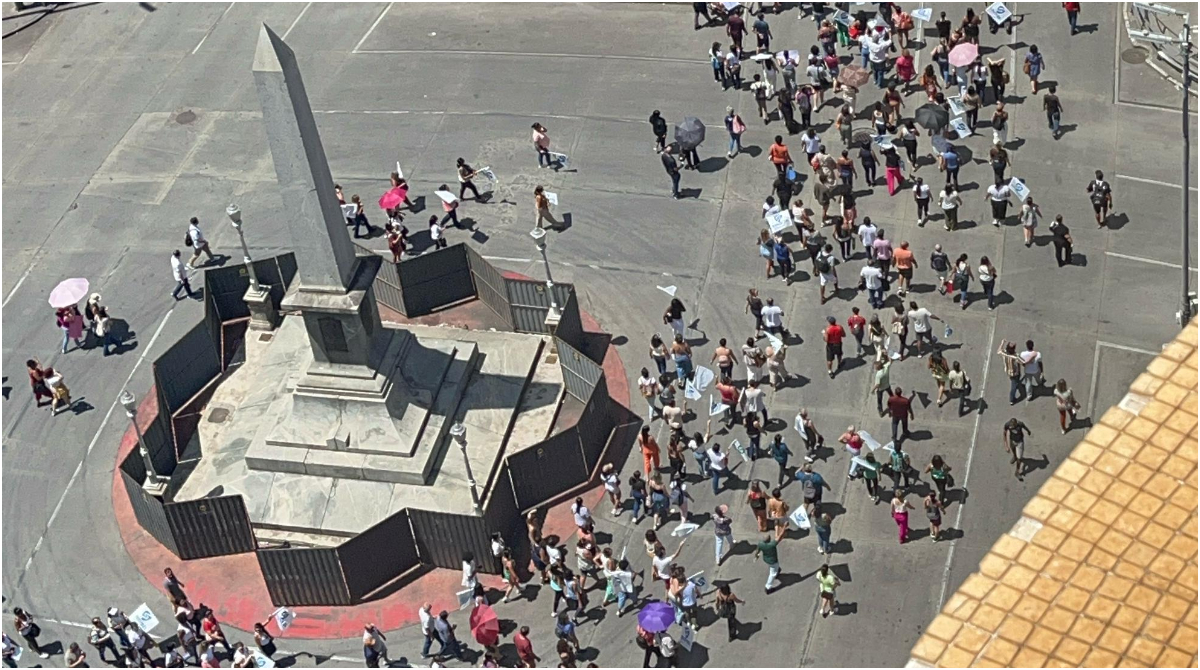 servidores reunidos na praça sete