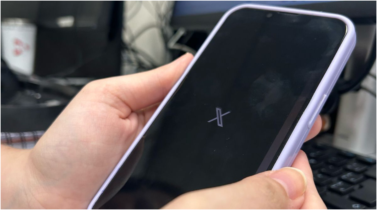 mão segurando celular