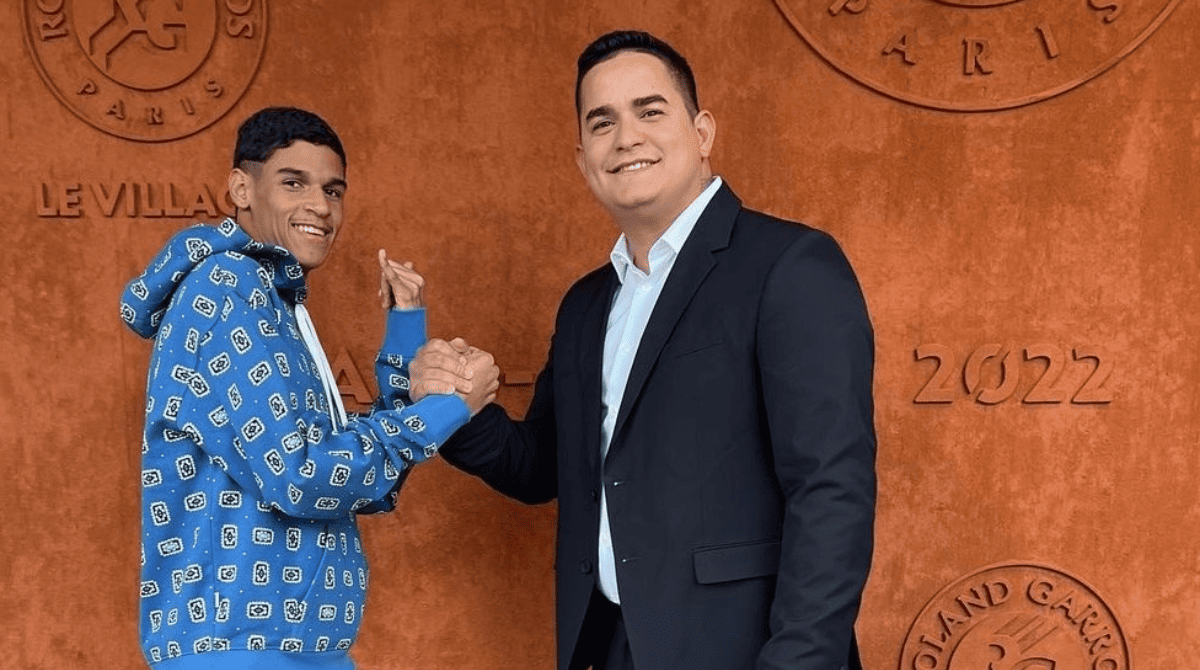 Luva de Pedreiro e Allan Jesus se cumprimentam em foto oficial da parceria