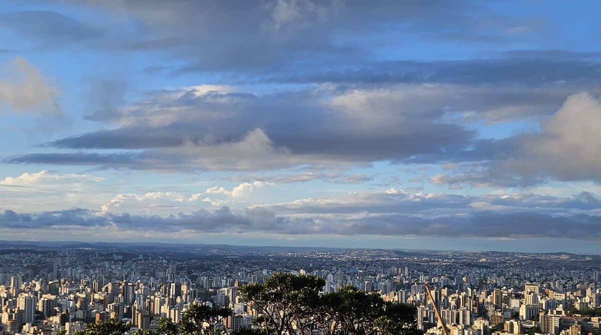 Céu parcialmente nublado em Belo Horizonte