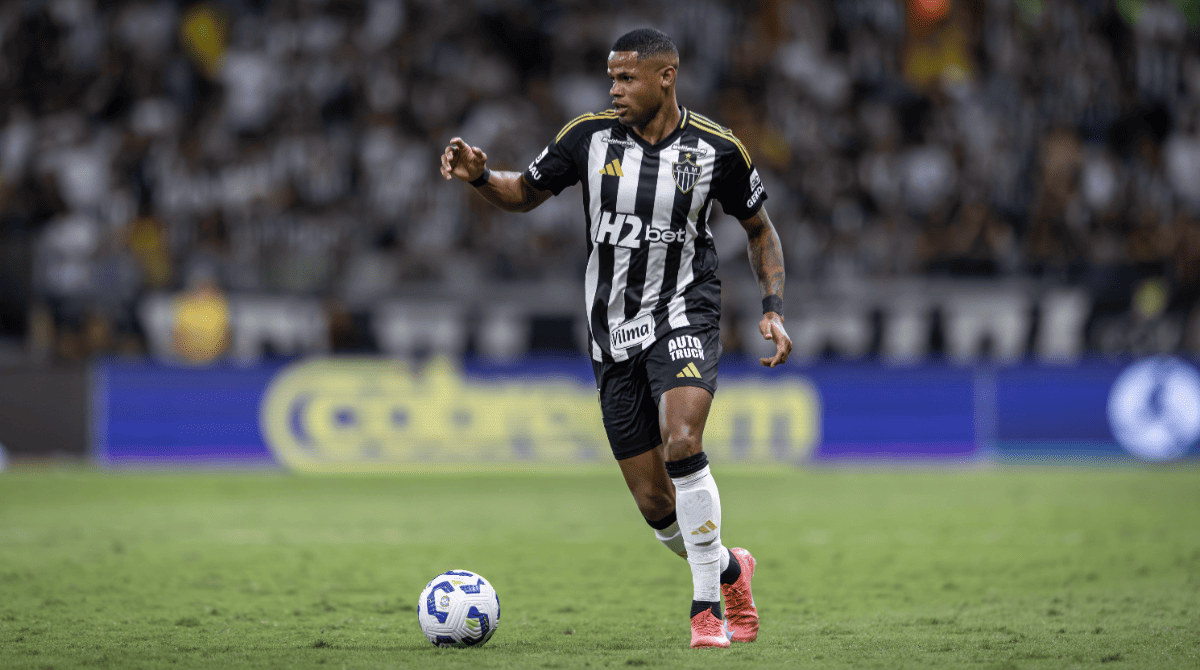 Atacante Júnior Santos com a bola dominada, durante duelo contra o São Paulo