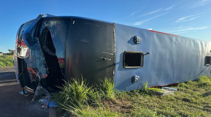 Ônibus capota em Araguari, no Triângulo Mineiro
