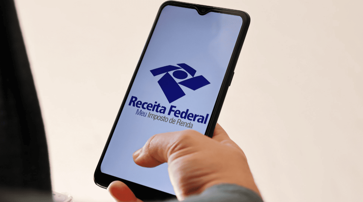 Celular mostra a tela inicial do app da Receita Federal