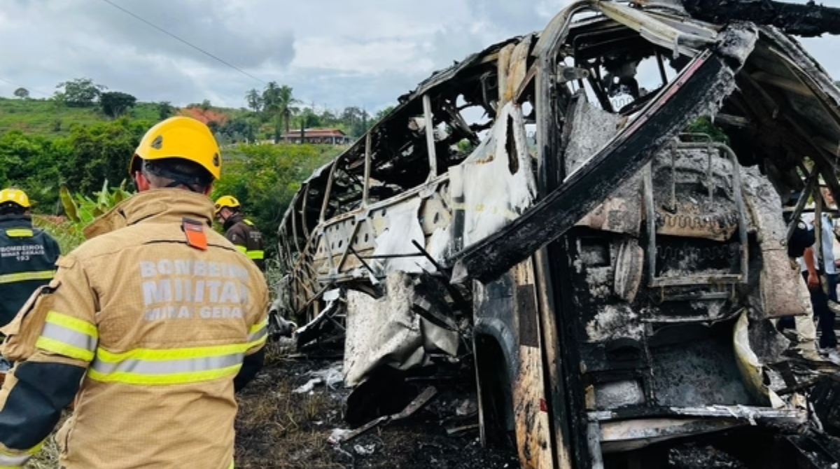 ônibus carbonizado após acidente