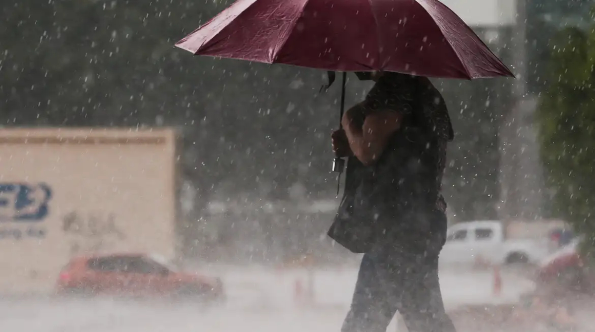 mulher andando de guarda-chuva