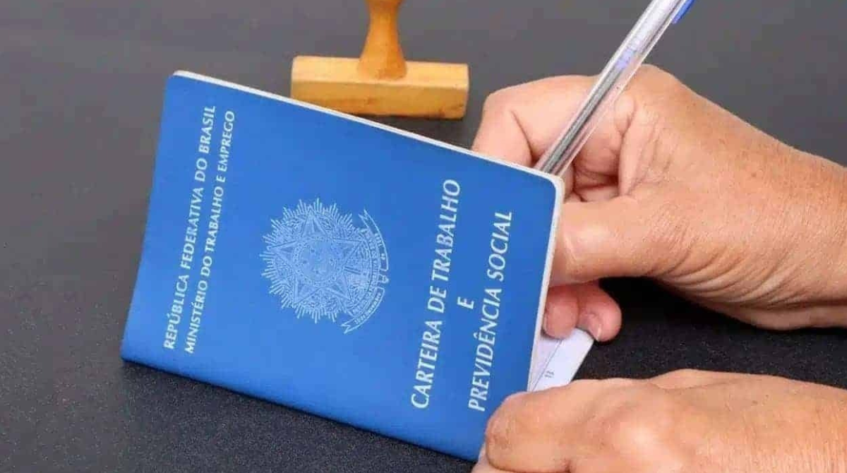 Carteira de trabalho sendo assinada