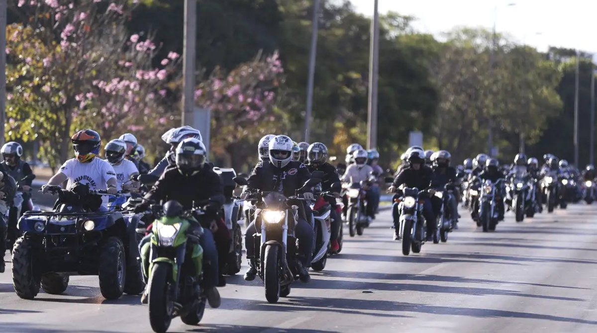 motoqueiros em rodovia