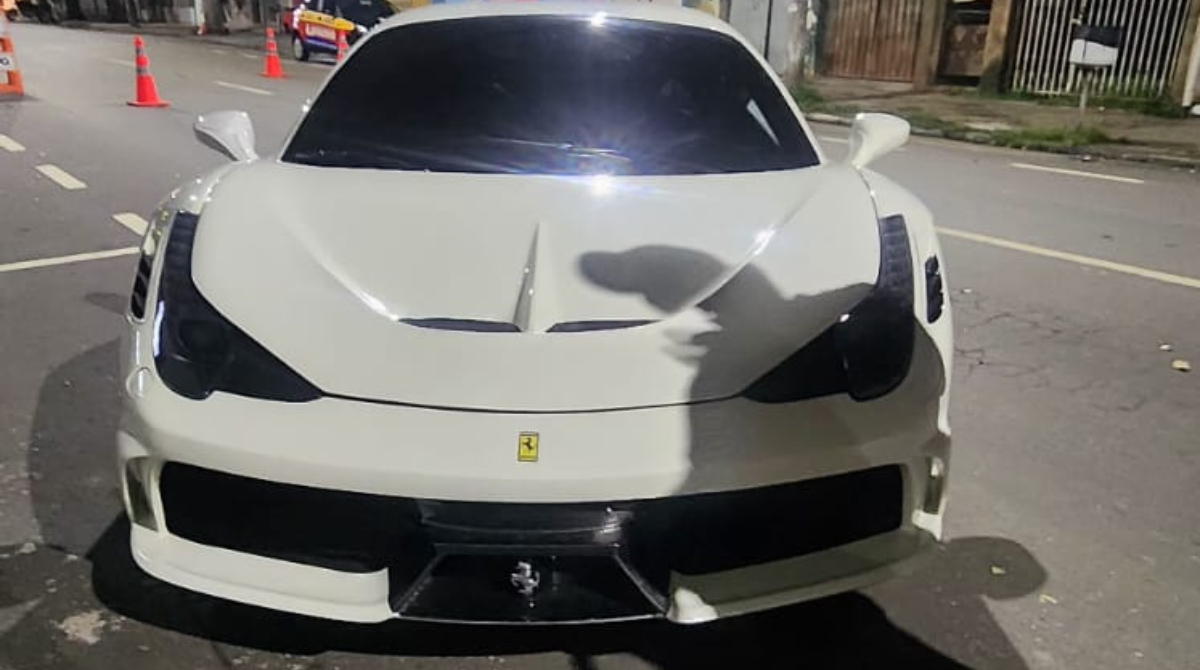 ferrari apreendida sem placa dianteira