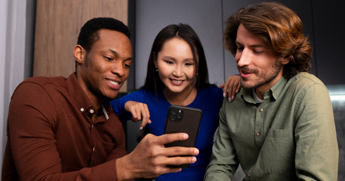 Pessoas olhando um celular