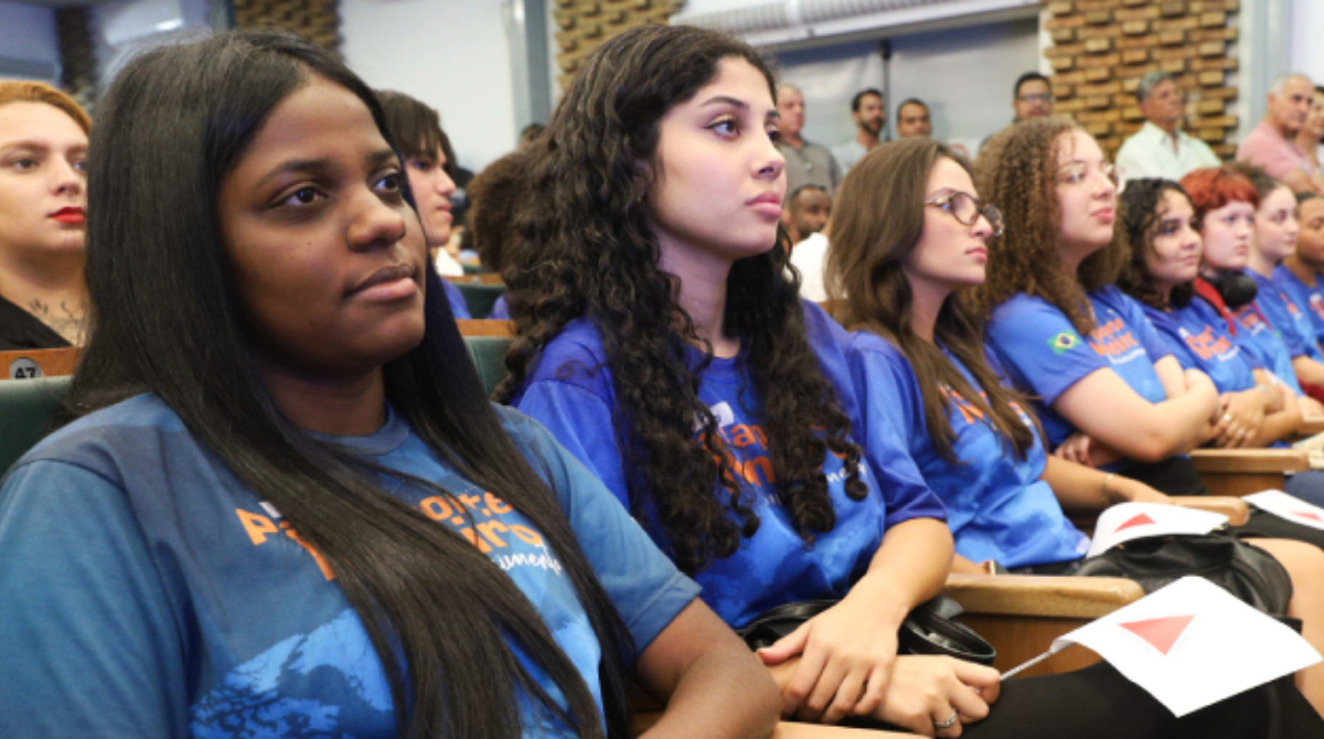 estudantes assistindo palestra