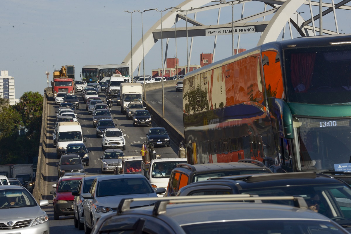 Fila de veículos no Viaduto Itamar Franco, em Belo Horizonte