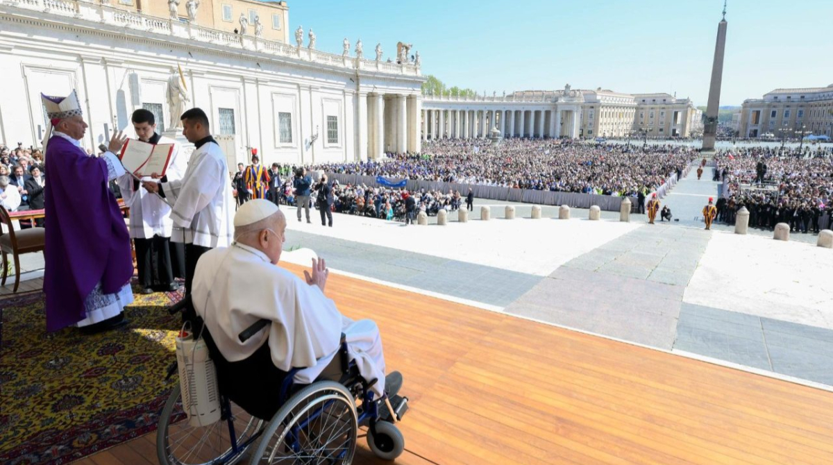 Papa francisco reaparece