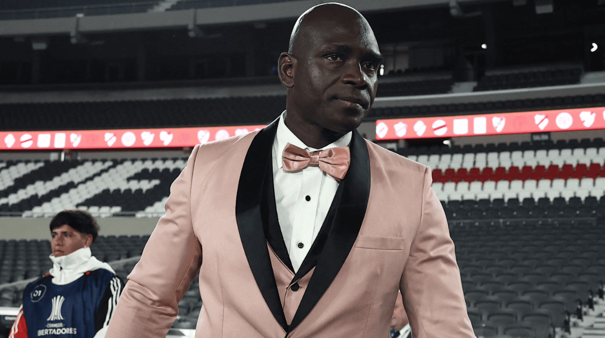 Segundo Castillo utilizando terno rosa no Estádio Monumental de Núñez, pela Copa Libertadores