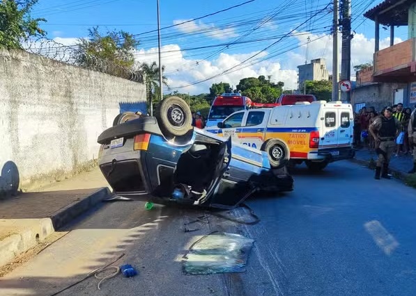 Carro capotou após atropelar mãe e filho em Santa Luzia