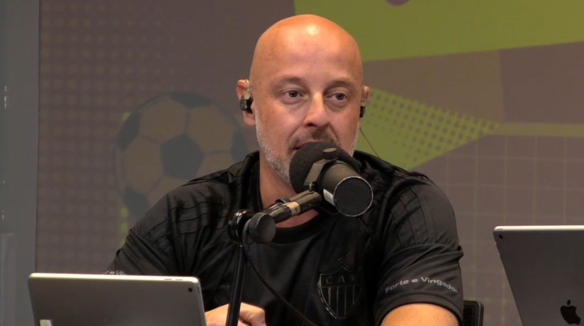 Igor Assunção na bancada do programa 98 Futebol Clube