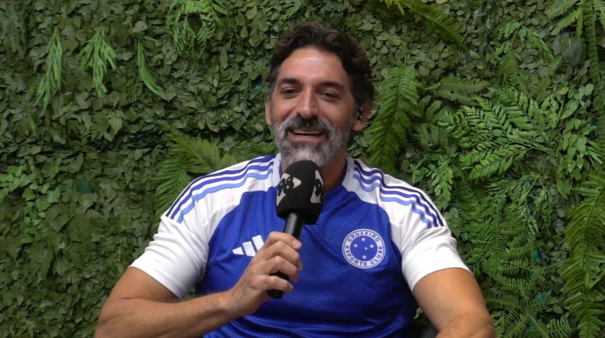 Filipe Ferraz durante entrevista no 98 Futebol Clube