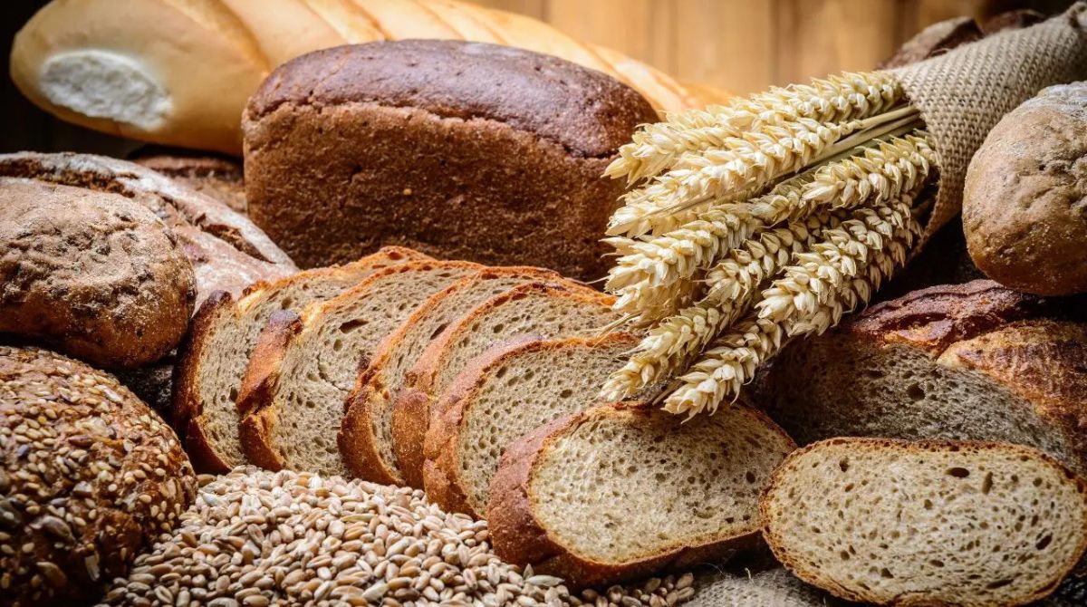 Pães, parte dos alimentos que provocam a doença celíaca, são postos em mesa
