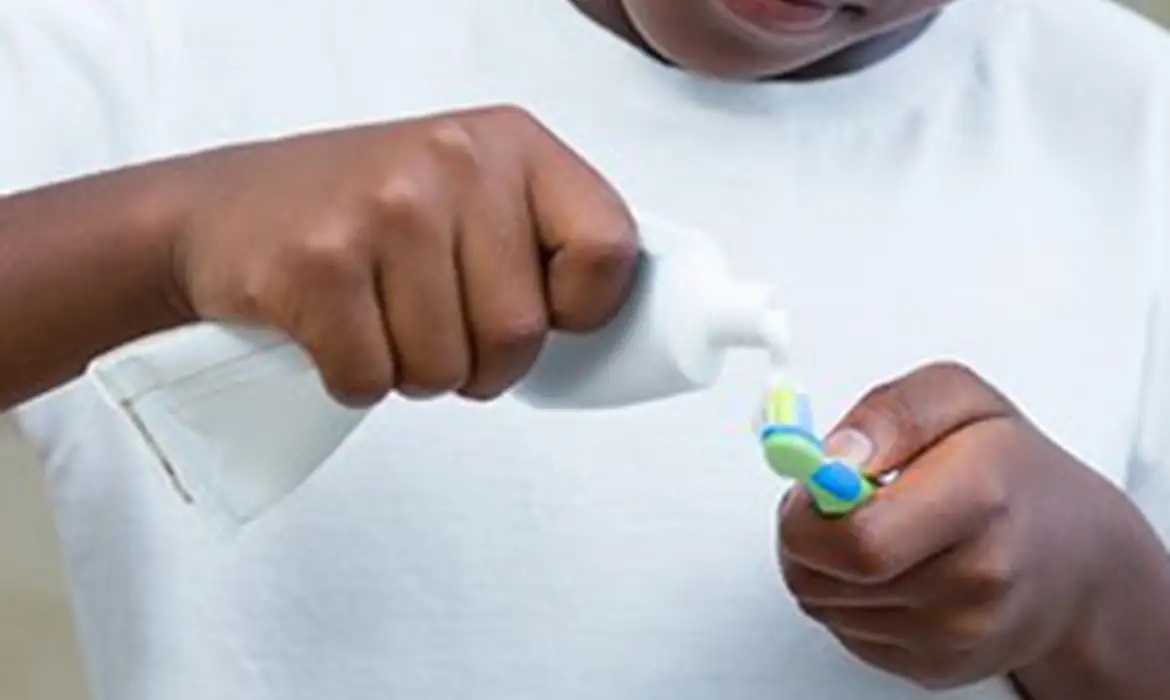 Criança utilizando um creme dental