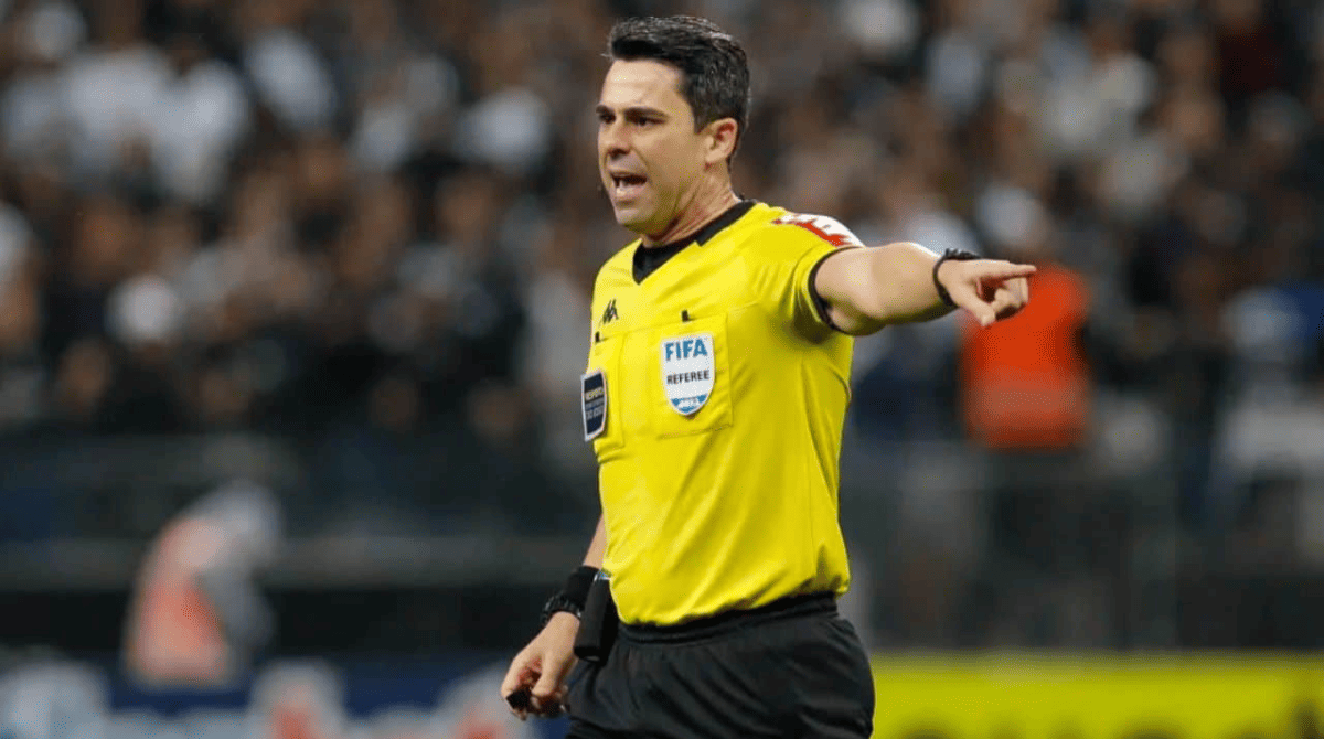 Árbitro Flávio Rodrigues de Souza durante jogo do Campeonato Paulista